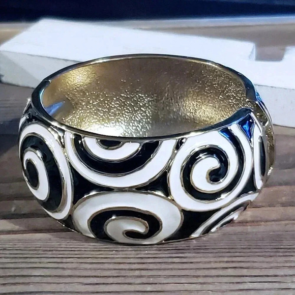 Mid-Century Style Retro Enamel Black White Gold Hinged Wide Bangle Bracelet - Picture 5 of 10